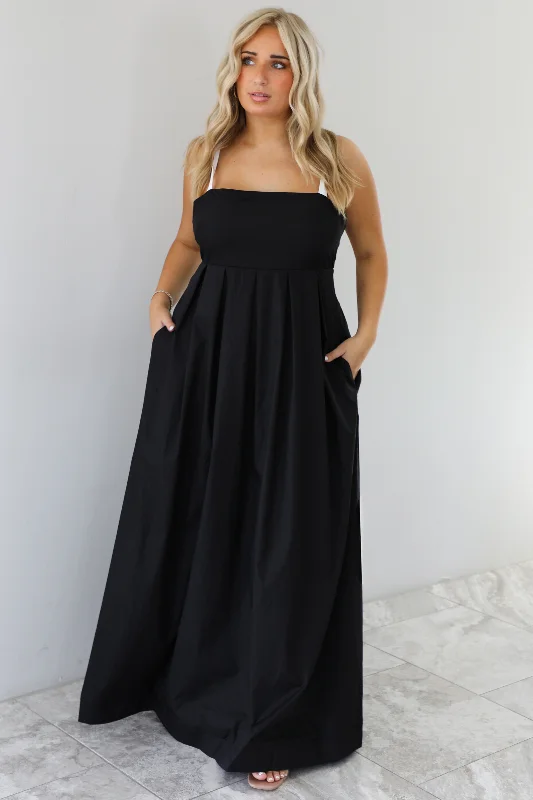 On The Way Maxi Dress: Black/White Fashionable Halter Neck Maxi Dress